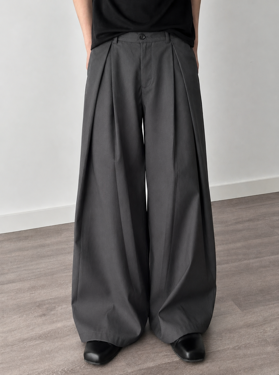Cross Pleated Pants – view 4
